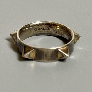 Sɪɢɴᴇᴅ TOM BⵊNNS sᴛᴜᴅ ʙᴀɴᴅ ʀɪɴɢ- Pᴜɴᴋ ᴅᴇsɪɢɴᴇʀ ᴊᴇᴡᴇʟʀʏ.